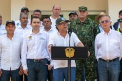 Petro ordenó suspender órdenes de captura contra negociadores del ELN