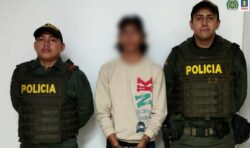 Por solicitud de la Fiscalía General de la Nación fue asegurado con detención intramural un compañero de colegio de 20 años porque no sólo habría abusado sexualmente de una menor de 13 años sino que habría grabado y publicado imágenes al respecto. Los hechos se habrían presentado el pasado mes de mayo, en sector residencial de Calamar (Guaviare). Según la investigación, mediante engaño el presunto abusador sexual habría llevado a la víctima a su casa, donde no sólo habría vulnerado su integridad sexual y sicológica sino que además, habría hecho fotos y videos que luego habría publicado en redes sociales. Mediante orden judicial, el procesado fue detenido por la Policía Nacional que lo puso a disposición de la Fiscalía y un juzgado de garantías, para su judicialización. La Fiscalía imputó cargos contra el detenido por los delitos de acceso carnal abusivo con menor de 14 años en concurso homogéneo con utilización de medios de comunicación para ofrecer actividades sexuales con personas menores de 18 años, los cuales no fueron aceptados.